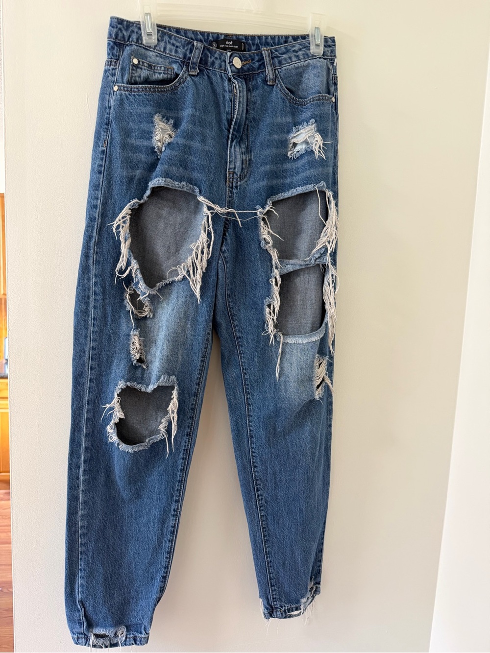 Distressed Blue Women’s Cropped‎ Jeans